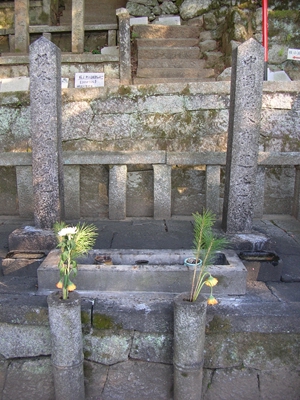 坂本龍馬（左）と中岡慎太郎（右）のお墓