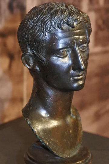 ローマ帝国初代皇帝アウグストゥス像