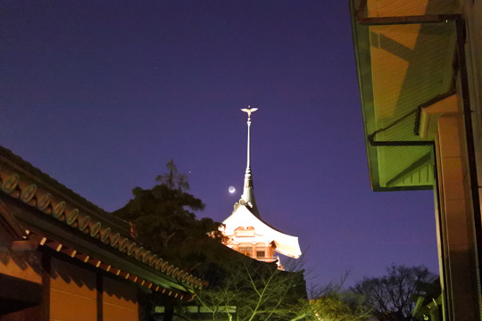 大雲院の祇園閣と月