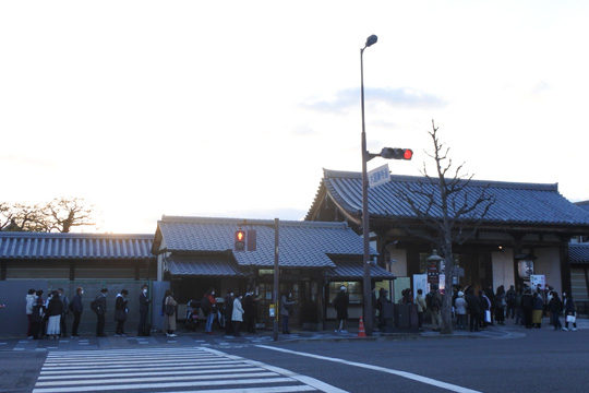 東寺桜ライトアップに並ぶ人々