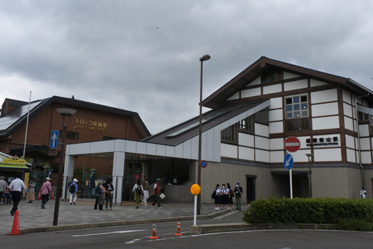 トロッコ嵯峨駅（左）とJR嵯峨嵐山駅（右）