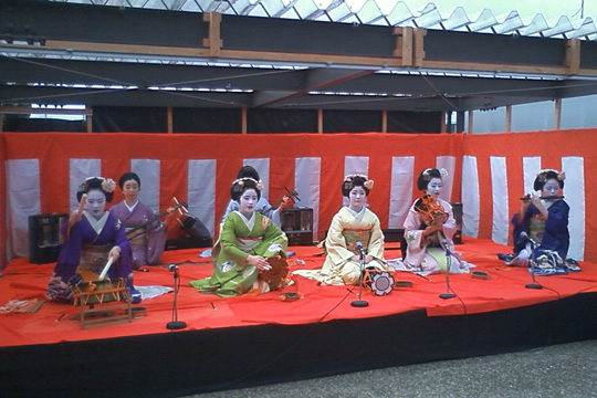 祇園甲部の舞妓さん芸鼓さんよる演奏