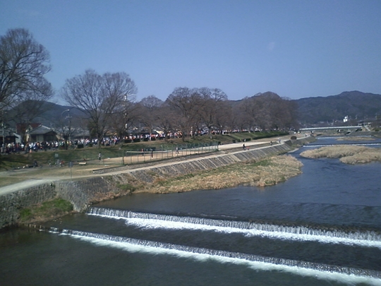 賀茂川沿いを走るランナー