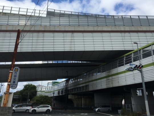 名神高速道路と阪神高速道路が交差する高架橋