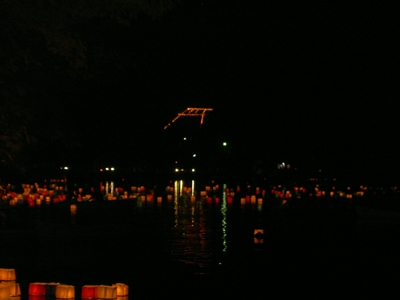 鳥居形と広沢の池に浮かぶ灯籠